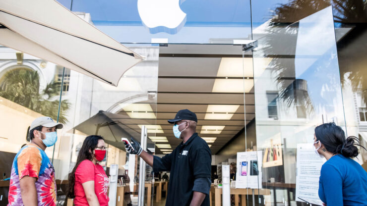 Двойные стандарты компании Apple. От привитых не будут требовать не только носить маску, но и не будут измерять им температуру. Фото.