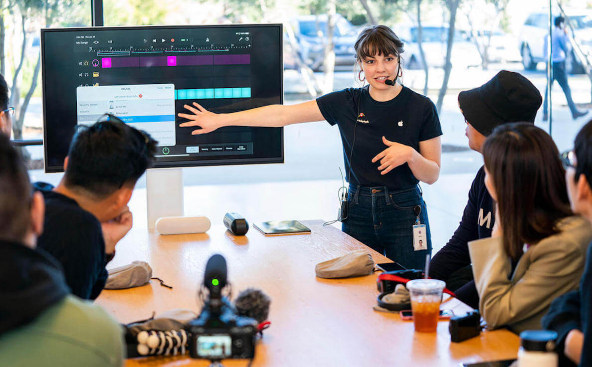 Эффективная работа возможна не только в офисе, считают сотрудники Apple. Фото.