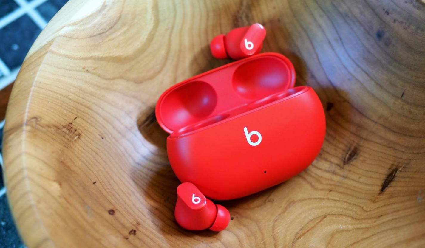 Если AirPods Pro для вас слишком дорогие, возьмите Beats Studio Buds. Фото.