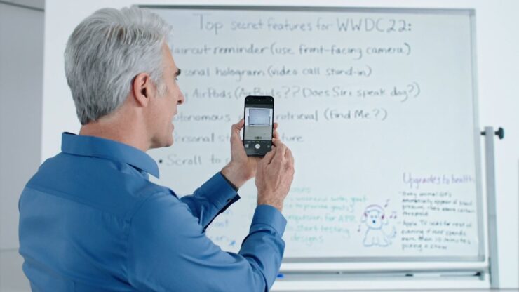 Распознавание текста на фото в iOS 15. Посмотрите, как лихо Крейг сканирует доску. Фото.