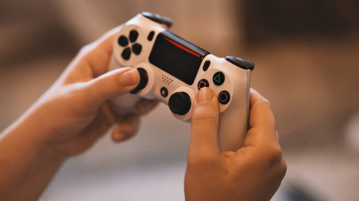 Геймпад от PlayStation для iPhone. Контроллеры от PlayStation отлично подключаются и к iPhone. Фото.