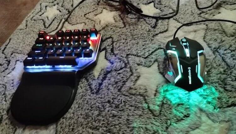 Клавиатура и мышь для iPhone. Подсветка совсем как у настоящих гейм-аксессуаров. Фото.