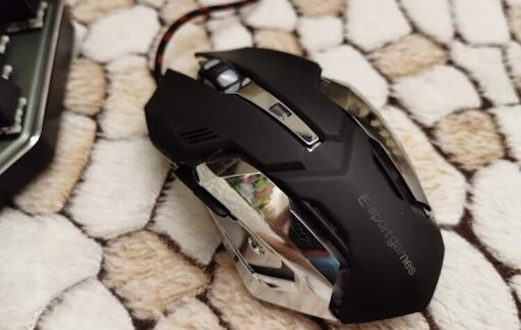 Клавиатура и мышь для iPhone. Вот такая мышь идёт в комплекте. Очень, кстати говоря, стильная и удобная. Фото.