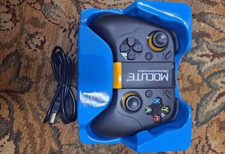 Какой контроллер для iPhone купить. А ещё он может быть вот с таким жёлтым акцентом. Фото.