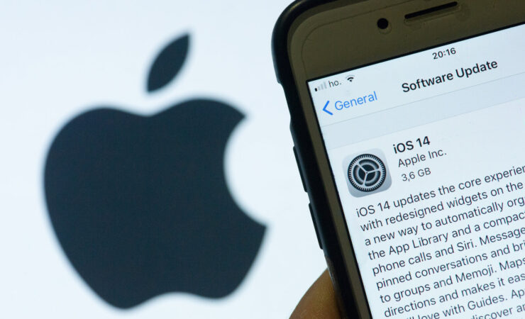 Обновления безопасности iOS. Хотите остаться на iOS 14? Ваше право. А без обновлений безопасности вас всё равно не оставят. Фото.