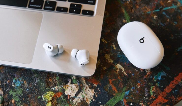 Apple представила новые TWS-наушники Beats вместо AirPods 3. Beats Studio Buds не похожи на AirPods внешне, но концептуально очень к ним близки. Apple представила новые TWS-наушники Beats вместо AirPods 3. Beats Studio Buds не похожи на AirPods внешне, но концептуально очень к ним близки. Фото.