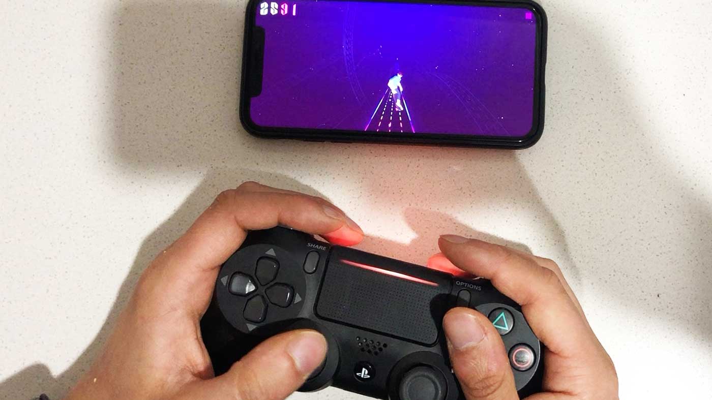 Геймпад от PlayStation для iPhone. Dual Shock 4 работает с iPhone без проводов. Фото.