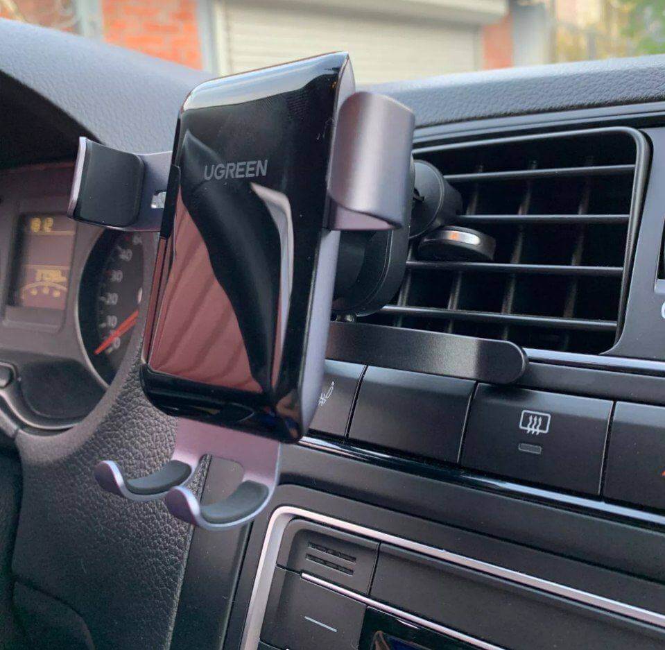 Автомобильный держатель для iPhone. Классный держатель без изысков. Автомобильный держатель для iPhone. Классный держатель без изысков. Фото.