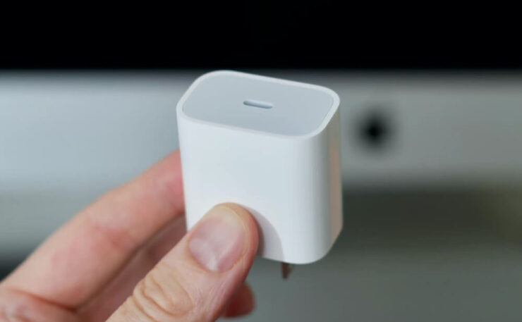 У нового iPhone будет больше аккумулятор, мощнее зарядка, а сам он станет толще и тяжелее. Фото.