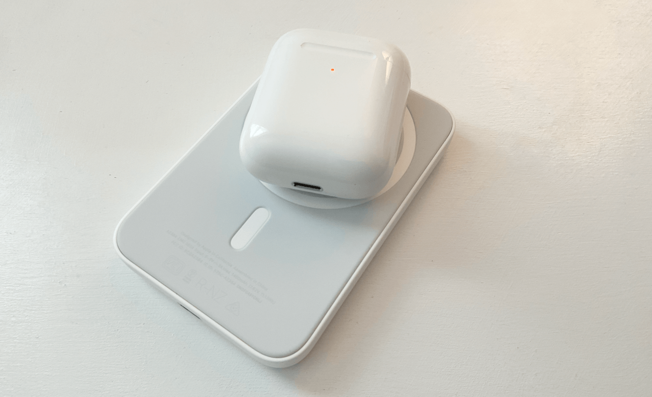 MagSafe Battery Pack может работать как беспроводная зарядная станция. Фото.