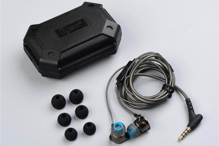 Дешёвые наушники с хорошим звуком. QKZ DM7 поставляются в пластиковом боксе с 3 парами сменных амбушюр. Дешёвые наушники с хорошим звуком. QKZ DM7 поставляются в пластиковом боксе с 3 парами сменных амбушюр. Фото.