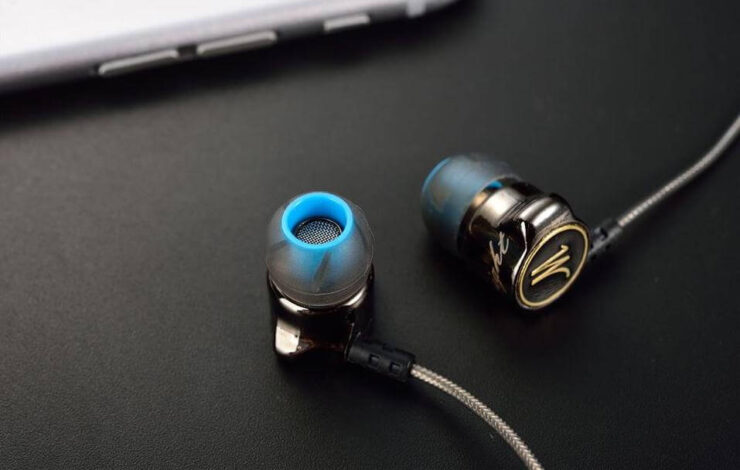 Дешёвые наушники с хорошим звуком. QKZ DM7 — одни из самых дешёвых наушников для нормального lossless. Дешёвые наушники с хорошим звуком. QKZ DM7 — одни из самых дешёвых наушников для нормального lossless. Фото.