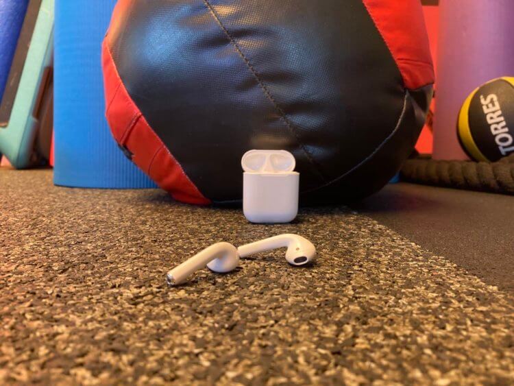 Почему Airpods — лучшие наушники для занятия спортом? Фото.