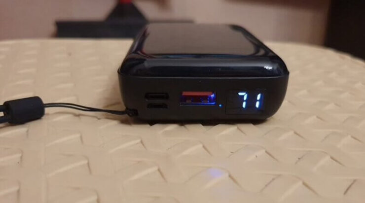 Пауэрбанк с беспроводной зарядкой. Очень удобно, что батарейка имеет экран с уровнем заряда. Фото.