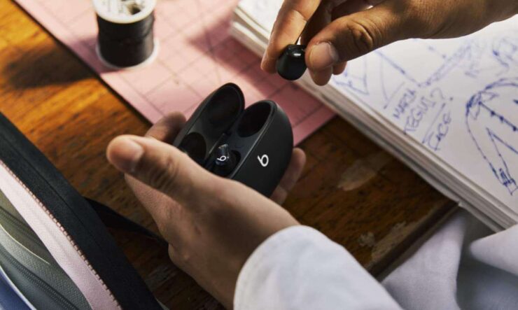 Apple намеренно ухудшила новые наушники ради совместимости с Android. Beats Studio Buds оснащаются процессором китайской компании MediaTek, а не собственным чипом Apple. Apple намеренно ухудшила новые наушники ради совместимости с Android. Beats Studio Buds оснащаются процессором китайской компании MediaTek, а не собственным чипом Apple. Фото.