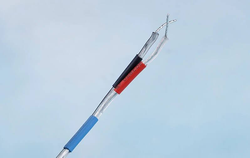 Не бойтесь оголённых концов. Просто подключайте колонки к усилителю, не подавая питания. Фото.