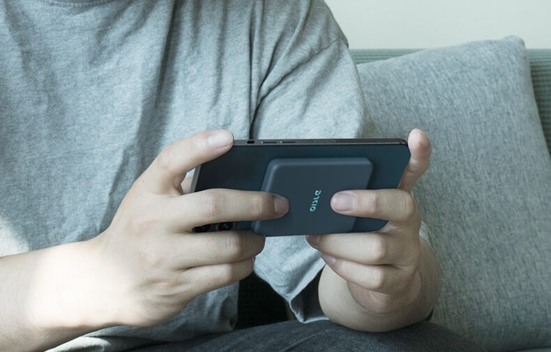 С ним удобно играть, потому что он очень компактный. Фото.