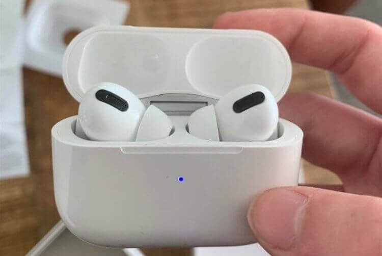 Отличить поддельные AirPods от оригинала внешне точно нельзя. Фото.