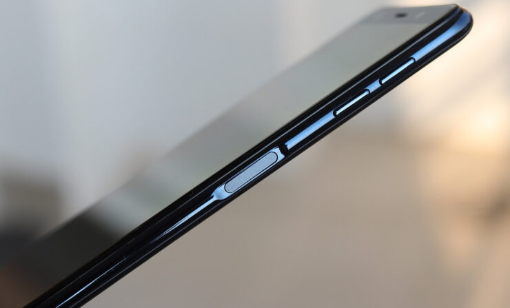 Galaxy A7 был первым смартфоном со сканером отпечатков в кнопке питания. Фото.