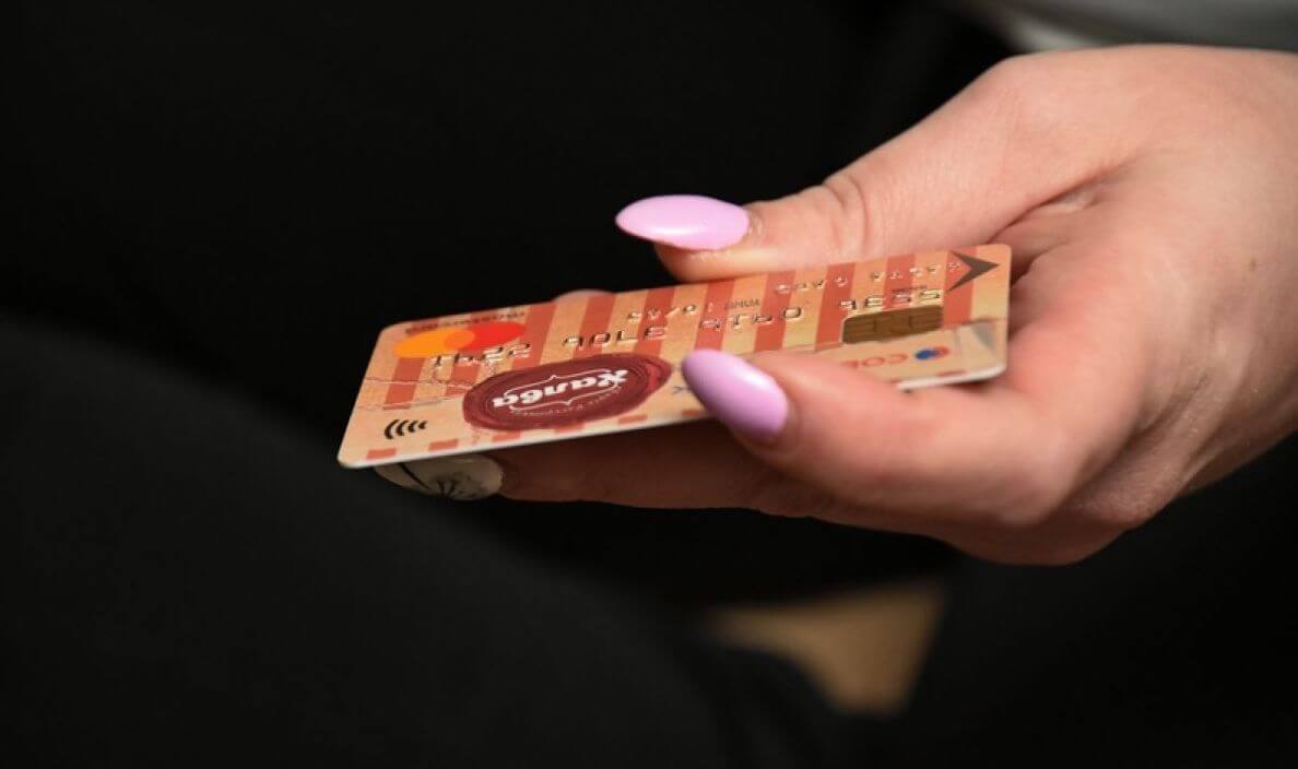 В России с рассрочками дела обстоят ещё лучше. У нас есть карта «Халва», которая считается лучшей картой рассрочки. Фото.