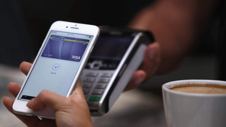 Платежи через Apple Pay защищены лучше, чем через Google Pay. Фото.
