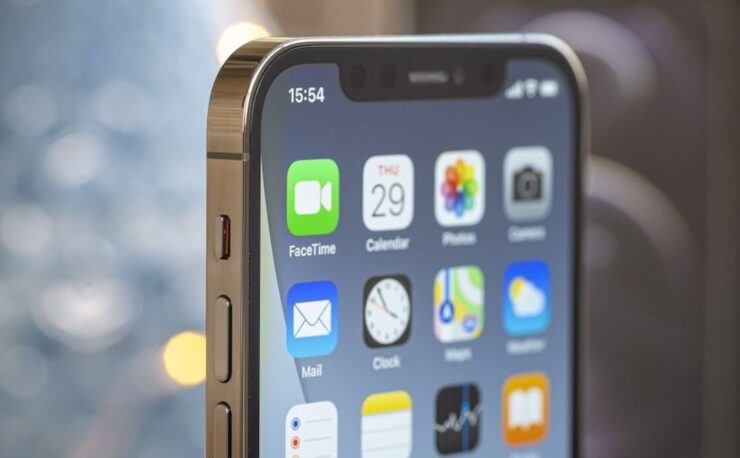 Чем похожи iPhone 12 и iPhone 12 Pro. Если смотреть на iPhone 12 Pro спереди, его не отличить от iPhone 12. Фото.