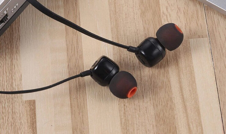 Недорогие наушники JBL. Это маленькие, но очень басовитые «уши». Недорогие наушники JBL. Это маленькие, но очень басовитые «уши». Фото.