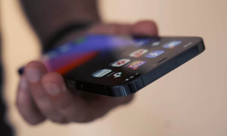 iPhone без выемки в экране ждут очень давно. Когда он уже выйдет? Фото.