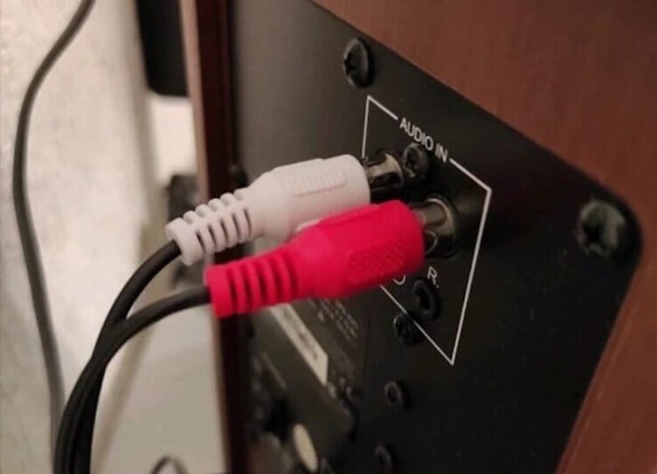 Кабель для подключения телефона к музыкальному центру. iPhone к музыкальному центру подключается через вот такие RCA-кабели. Кабель для подключения телефона к музыкальному центру. iPhone к музыкальному центру подключается через вот такие RCA-кабели. Фото.