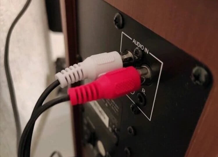 iPhone к музыкальному центру подключается через вот такие RCA-кабели. Фото.