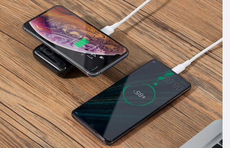 Пауэрбанк с беспроводной зарядкой. Этот аккумулятор может заряжать до трёх устройств сразу. Фото.