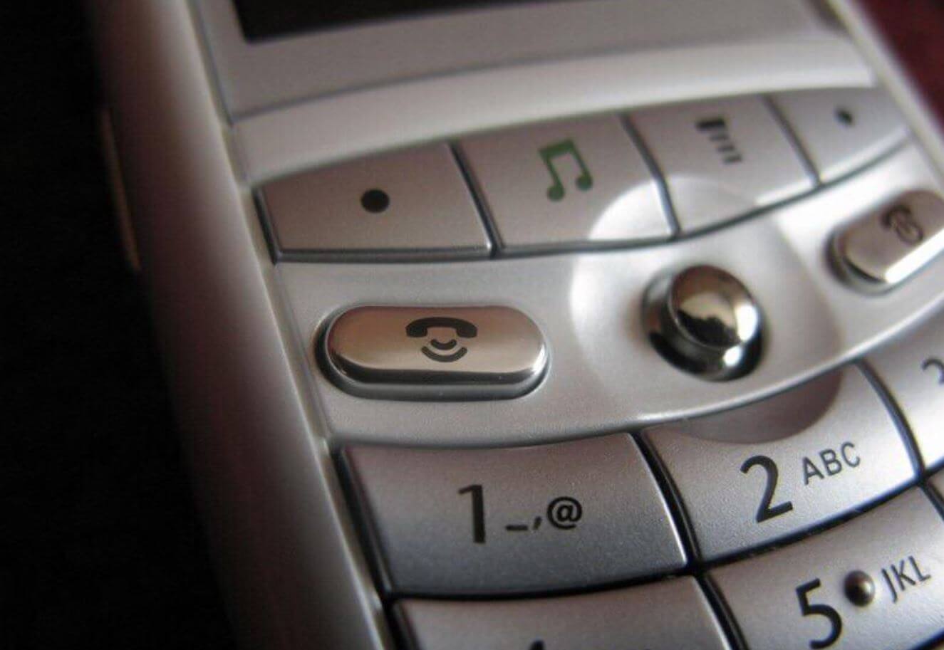 Первый телефон Apple. Телефон Motorola ROKR E1 имел отдельную кнопку вызова iTunes. Фото.