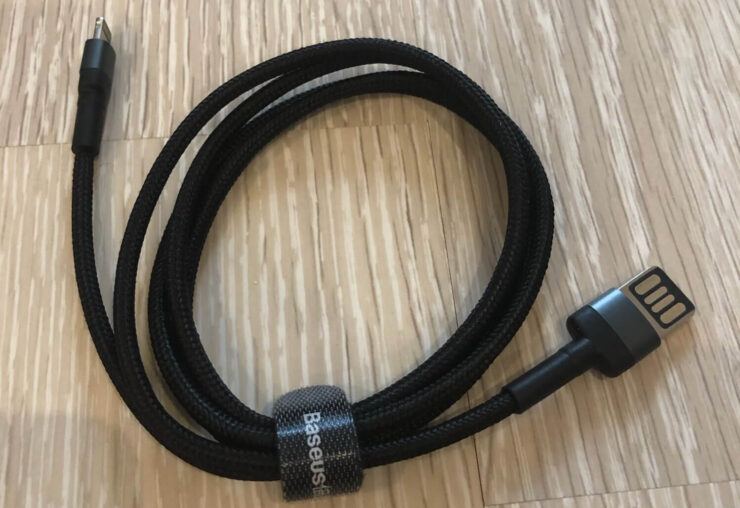 Этот кабель имеет двусторонний коннектор USB-A. Фото.