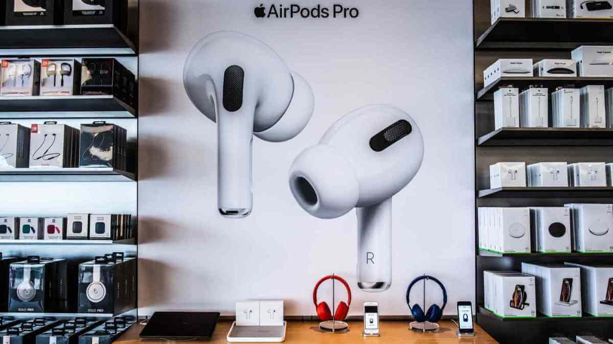 Продажи AirPods во всём мире растут год от года. Фото.
