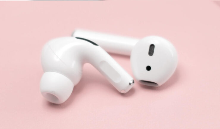 Сколько Apple зарабатывает на AirPods. Большой популярностью пользуются не только самые новые AirPods, но и старые. Фото.