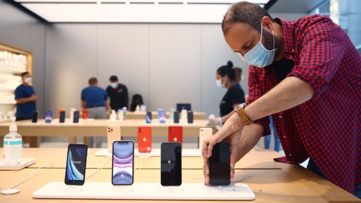 iPhone достаточно дорогие, но их продолжают покупать. Фото.