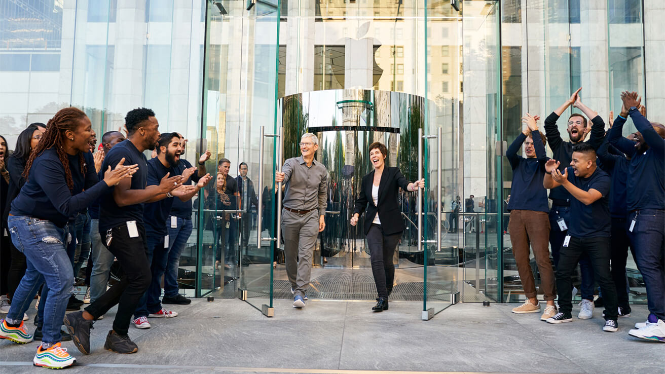 Сейчас нет нужды ходить и ждать старта продаж новых iPhone у Apple Store. Фото.