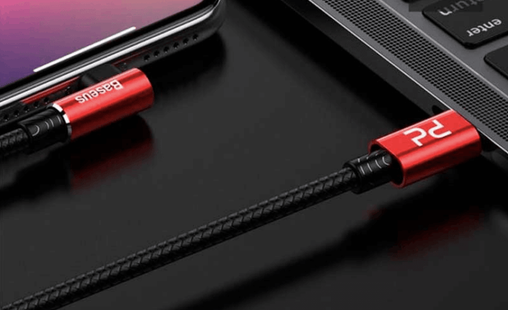 Таким кабелем можно заряжать iPhone даже во время просмотра видео или игр. Фото.