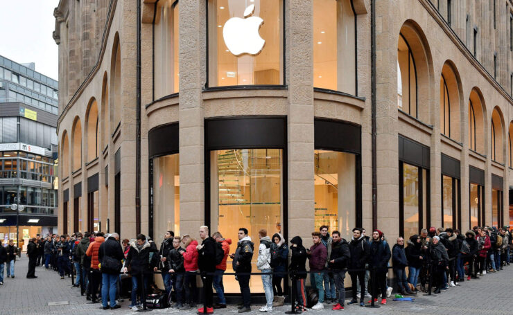 Сегодня очереди за iPhone перебрались из офлайна в онлайн. Только и всего. Фото.