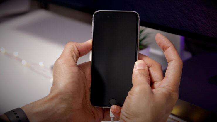 Перезагрузка iPhone производится по-разному в зависимости от модели. Фото.