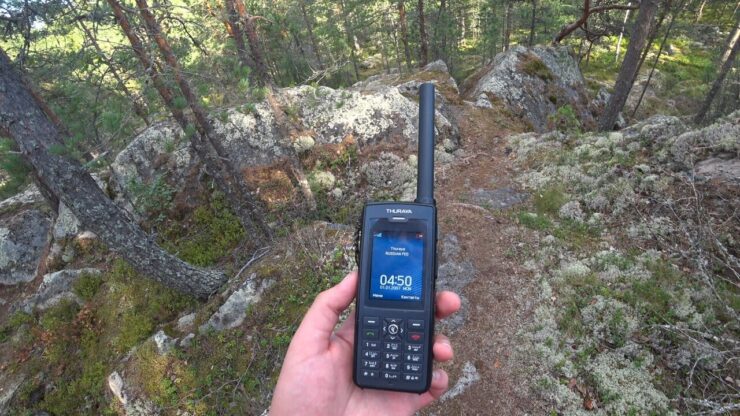 Как сделать из iPhone спутниковый телефон. Для поддержания спутниковой связи смартфону потребуется специальное оборудование, и Apple это знает. Фото.