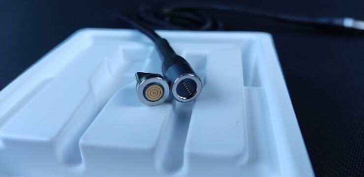 У этого кабеля открепляемый коннектор, который крепится к нему на магнитах. Фото.