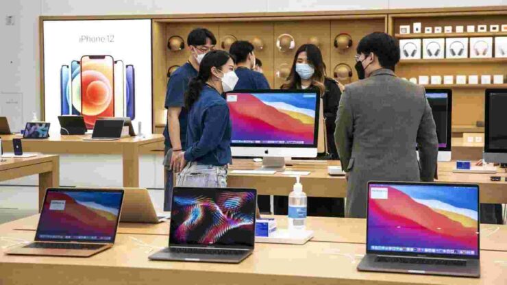 Скорее всего, MacBook Pro 14″ и правда подорожает. Но непонятно, насколько. Фото.