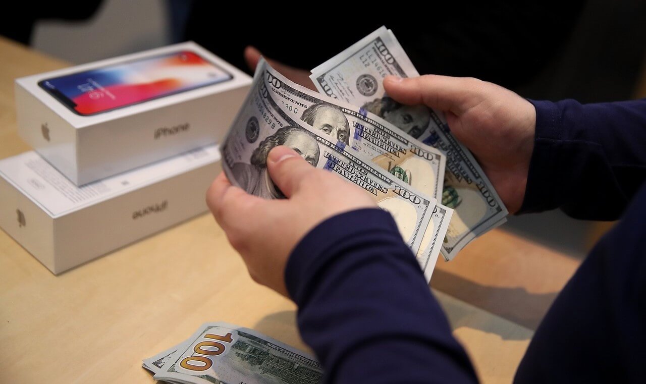 Продажи iPhone не падают, вопреки расхожему мнению. Фото.