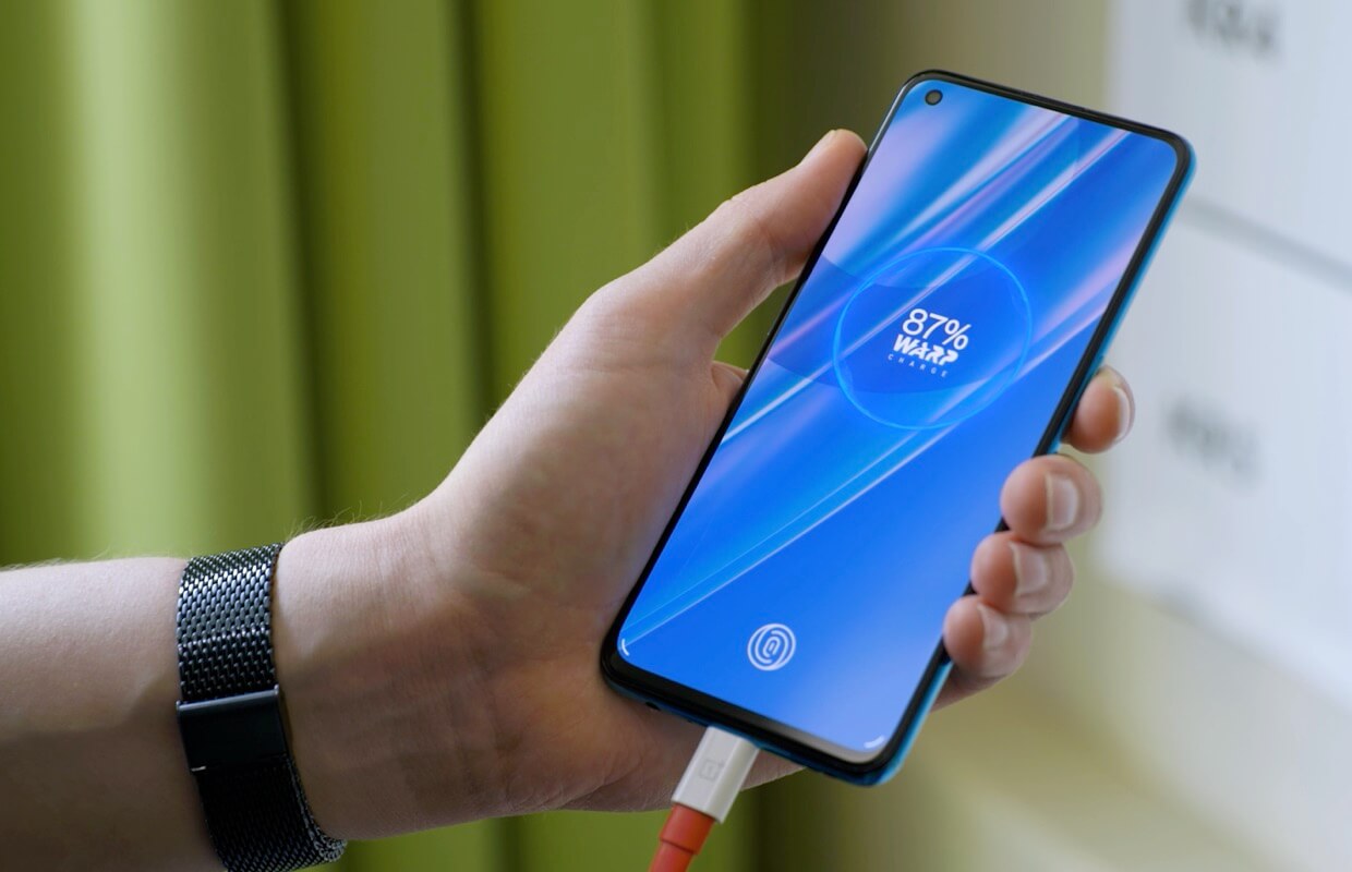 OnePlus Nord CE имеет очень быструю зарядку. Фото.