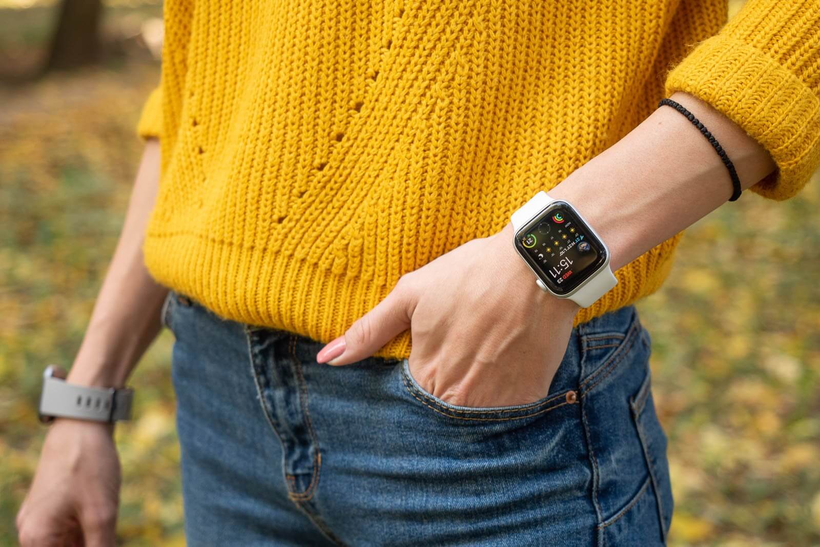 Часы apple на руке фото