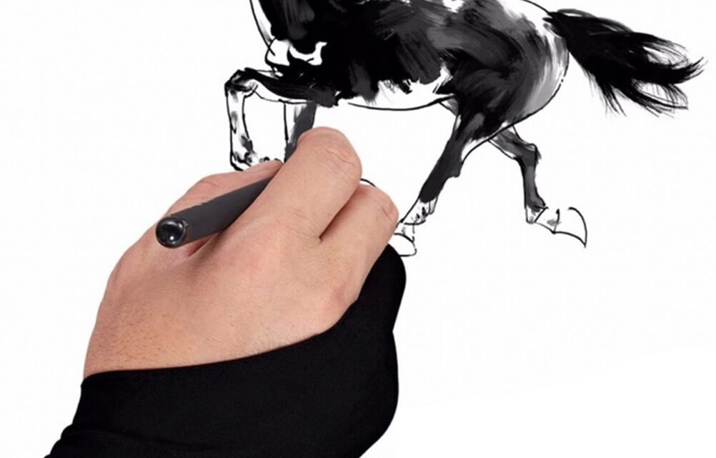 Перчатка нужна, чтобы экран не считывал случайные нажатия. Фото.