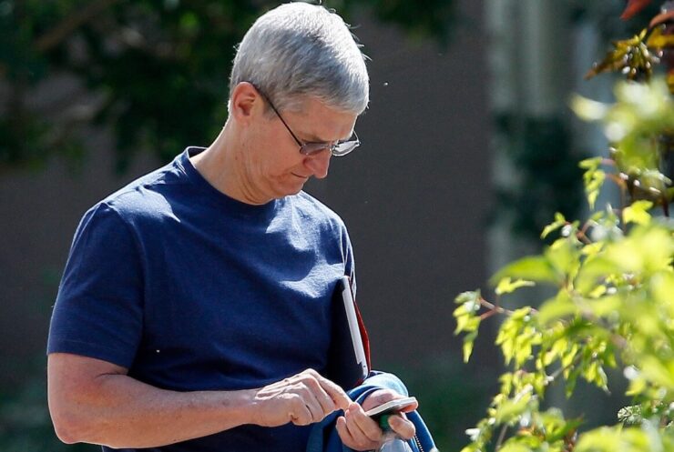 Тим Кук предпочитает жить по большому счёту как обычный человек. Фото.