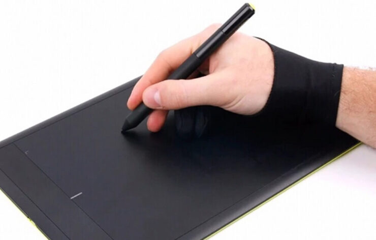 Перчатка для рисования на iPad. Единственный недостаток этой перчатки — оголённое основание большого пальца. Фото.