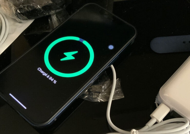 Быстрая беспроводная зарядка для iPhone. MagSafe-зарядка — самая быстрая, но не самая удобная. Фото.